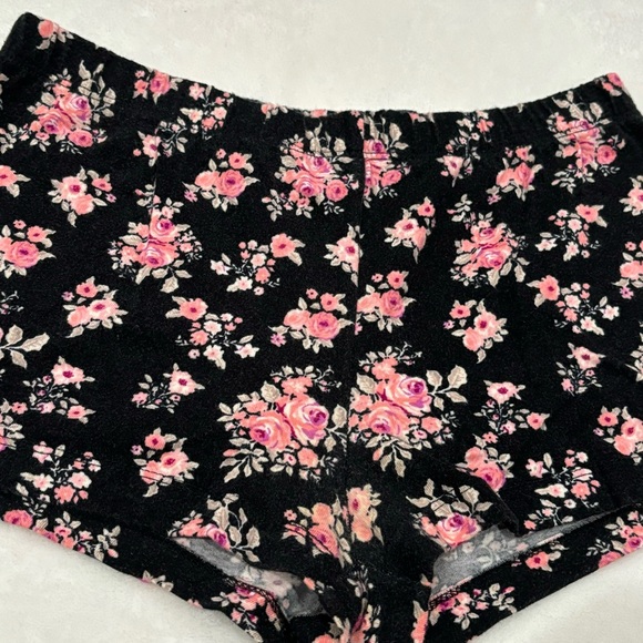 FOREVER 21 Women’s Floral Cotton Stretchy Shorts - black floral print, size S - Picture 2 of 5